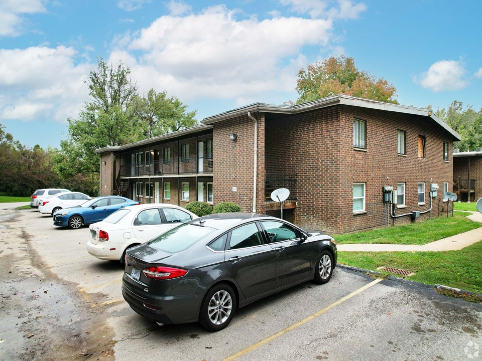 Exterior view at Springwood Apartments in Saint Louis, MO 63121