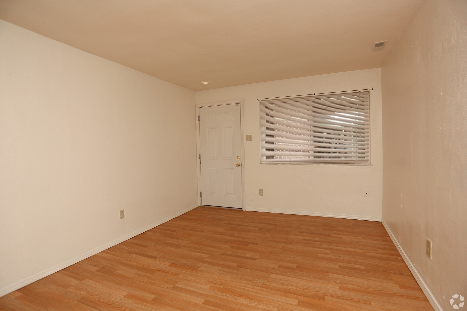 Springwood Apartments living room in Saint Louis, MO